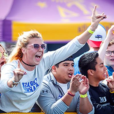 波胆平台 students cheering on the Lopers at a football game